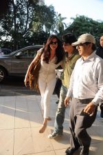 Shahrukh Khan, Deepika Padukone leave for Goa on 23rd Nov 2012 (9).JPG